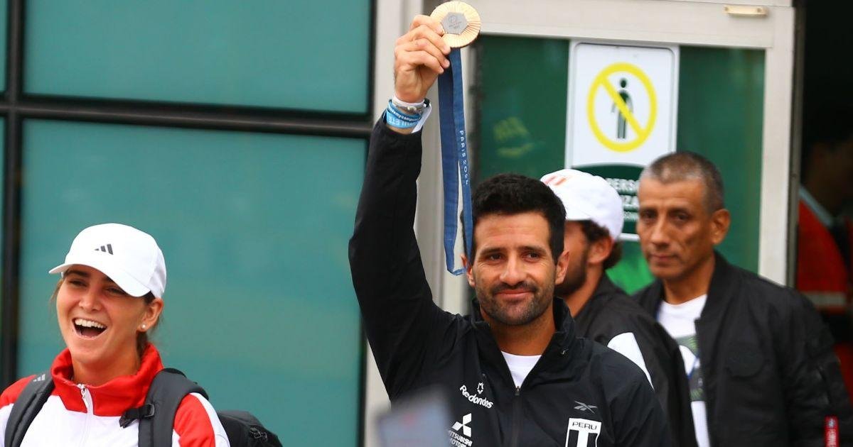 El medallista olímpico Stefano Peschiera fue recibido con aplausos a su retorno a Perú