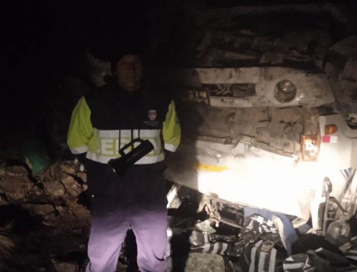 Caída de camión con 4 mil kilos de papa a un abismo dejó chofer y acompañante muertos