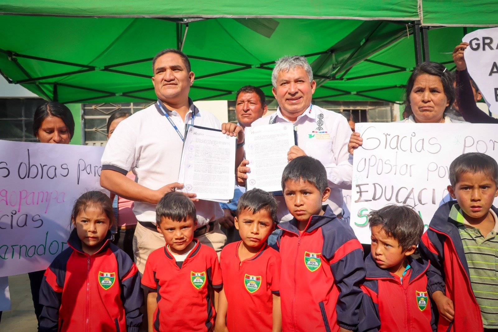 Gobernador y alcalde firman convenio para construir aulas en el poblado Chogopampa