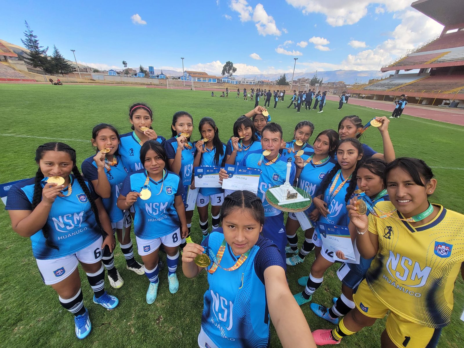 ‘Las Mercedes’ levantó el título macrorregional en fútbol femenino de los Juegos Escolares