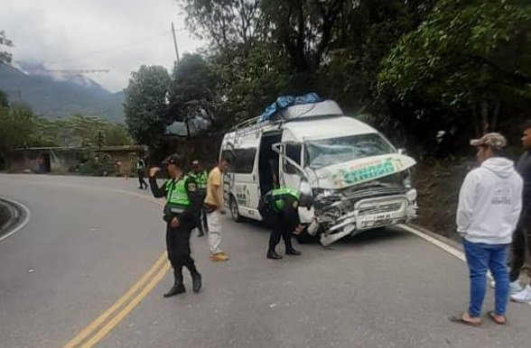 Choque de vehículos en la vía Huánuco a Tingo María causó un gran susto