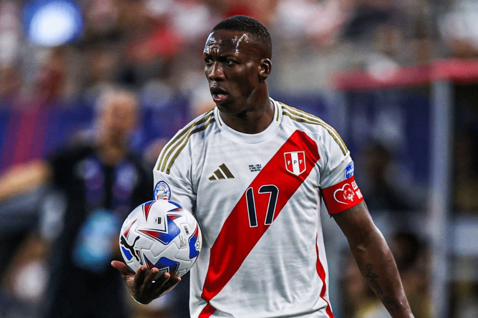 Baja sensible en Perú, Luis Advíncula no estará contra Uruguay por lesión