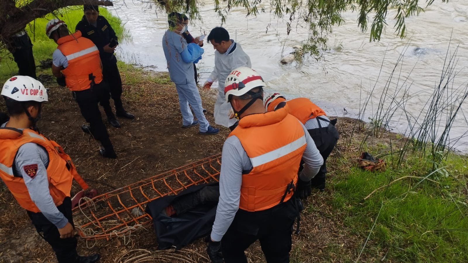 Policías recuperan cuerpo de un NN del río Huallaga