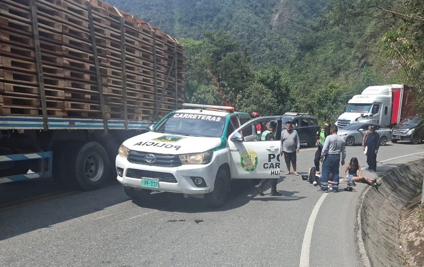 Dos heridos en choque de motocicleta con tráiler en Carpish