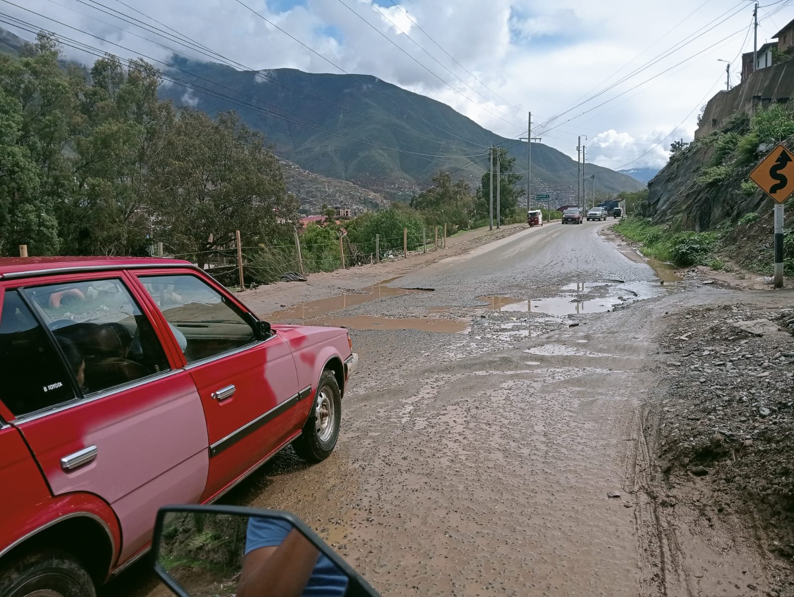 Carretera que une la ciudad de Huánuco con el aeropuerto está en mal estado