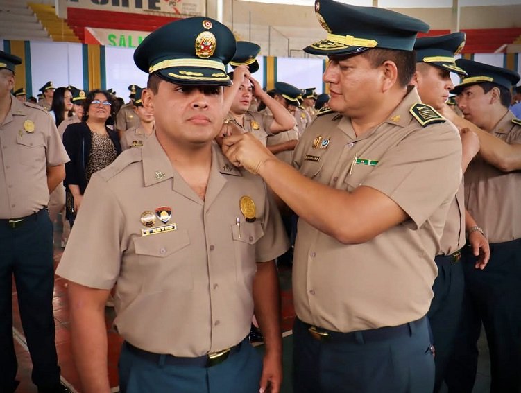 230 policías participaron en ceremonia de ascenso