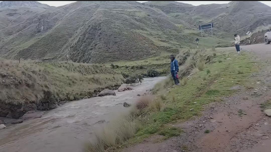 Buscan a poblador que resbaló y cayó al río Linda en Cauri