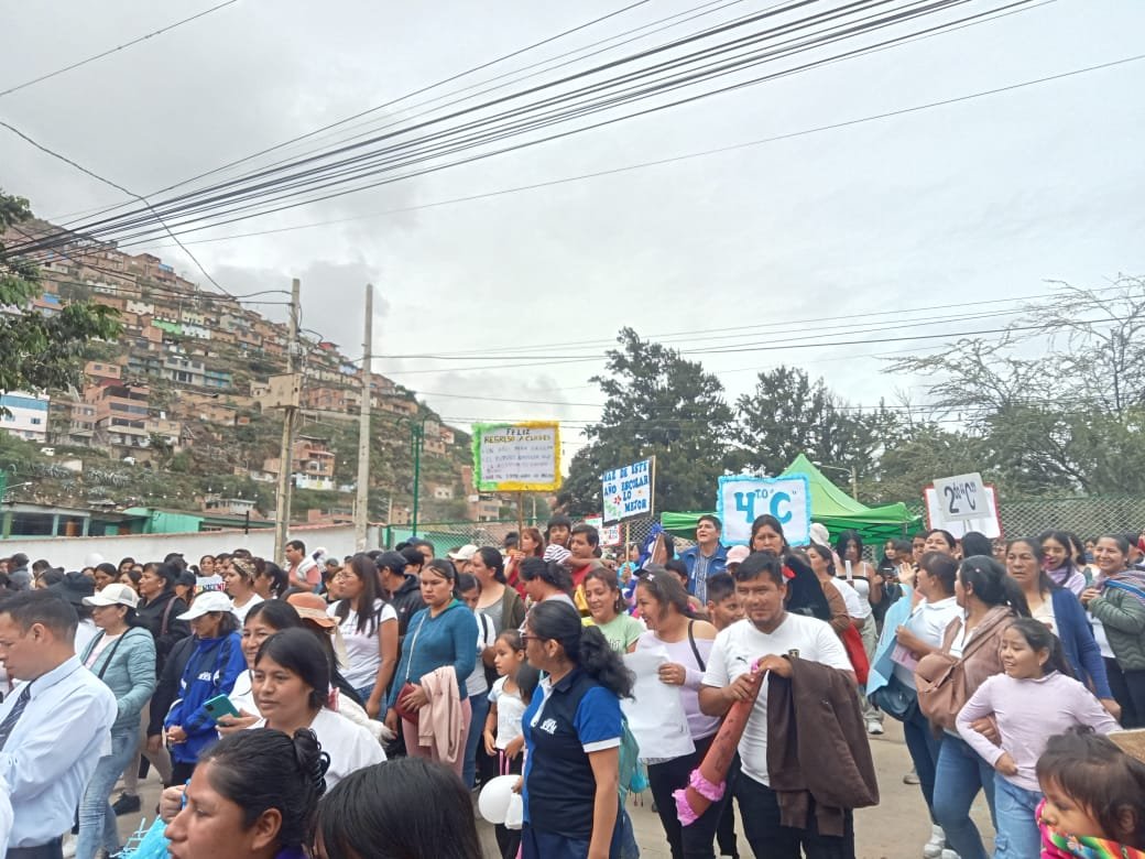 Colegio Marcos Duran Martel protesta exigiendo nueva infraestructura