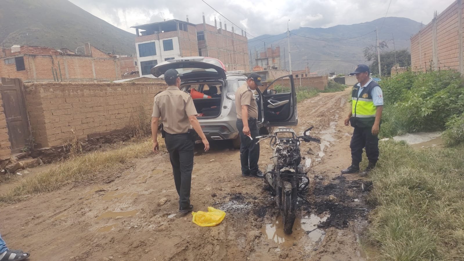 Desconocidos prenden fuego a una motocicleta en Cayhuayna Alta