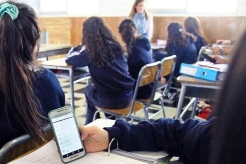Congreso aprueba ley que regula uso de celulares en colegios