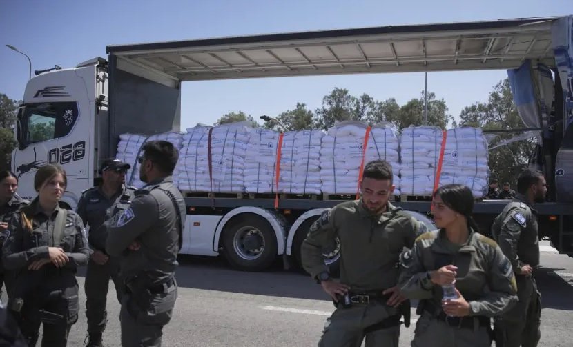 Luego de casi tres meses de bloqueo total de alimentos, comienzan a distribuir harina en panaderías de Gaza
