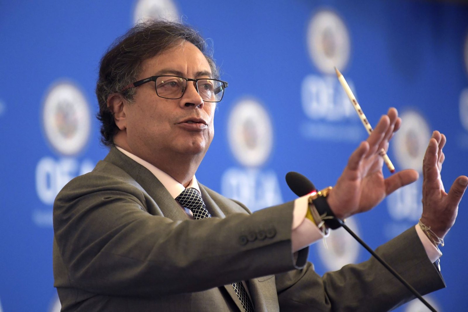 Presidente de Colombia anuncia diálogo con bandas criminales urbanas para frenar violencia