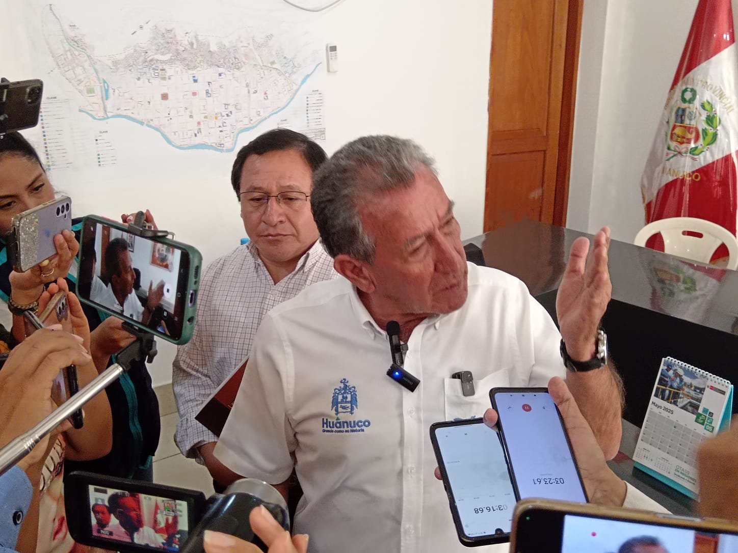 Alcalde de Huánuco se ofuscó con periodista que repitió el calificativo “muro de la vergüenza”
