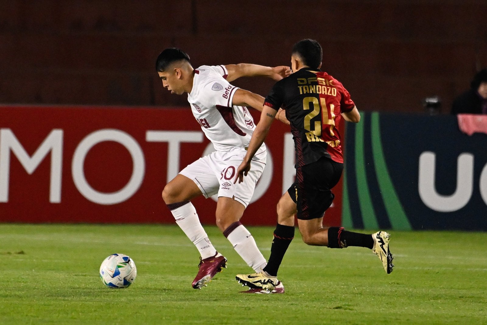 Melgar dominó, pero Lanús ganó y es líder del Grupo G en la Copa Sudamericana