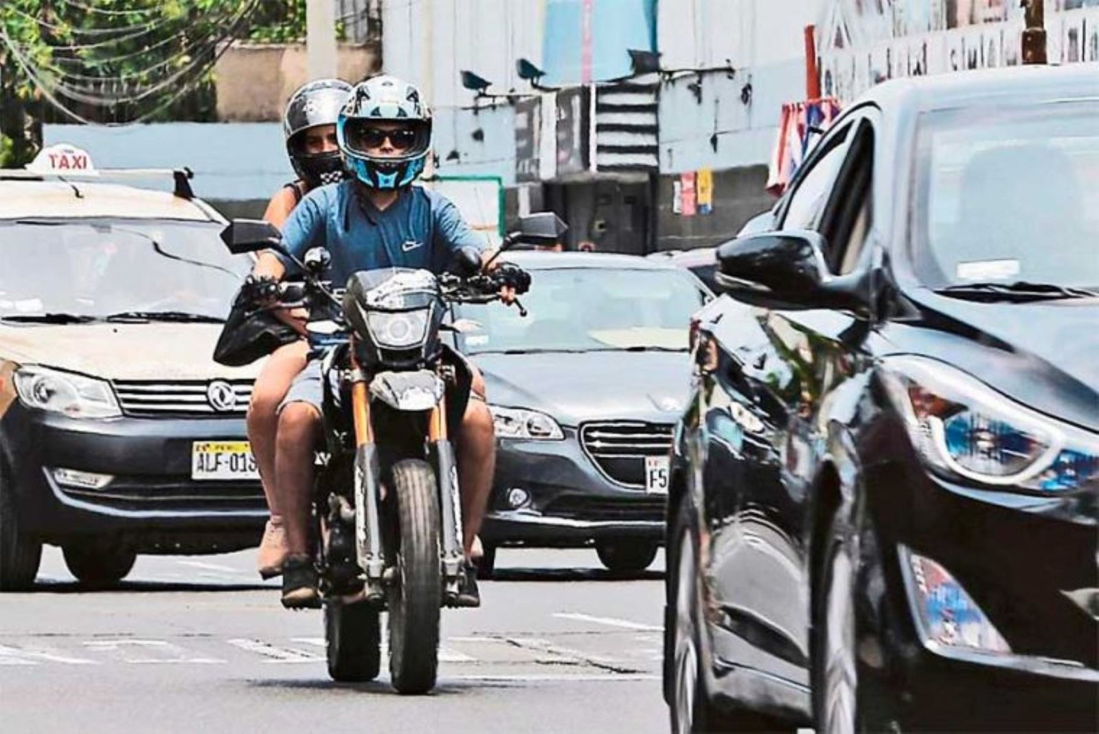Uso obligatorio de cascos y chalecos con placa para motociclistas será en todo el país desde junio