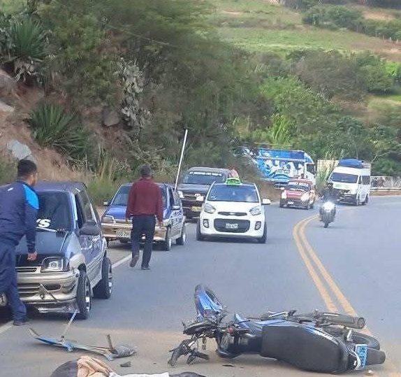 Motociclista sufre graves lesiones tras despistarse en la vía Central
