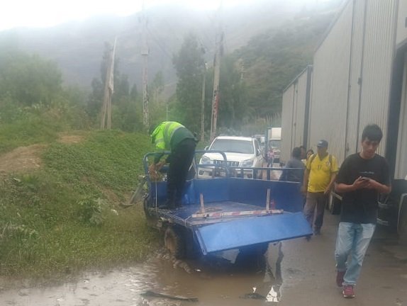Choque de automóvil con trimoto de carga deja seis heridos
