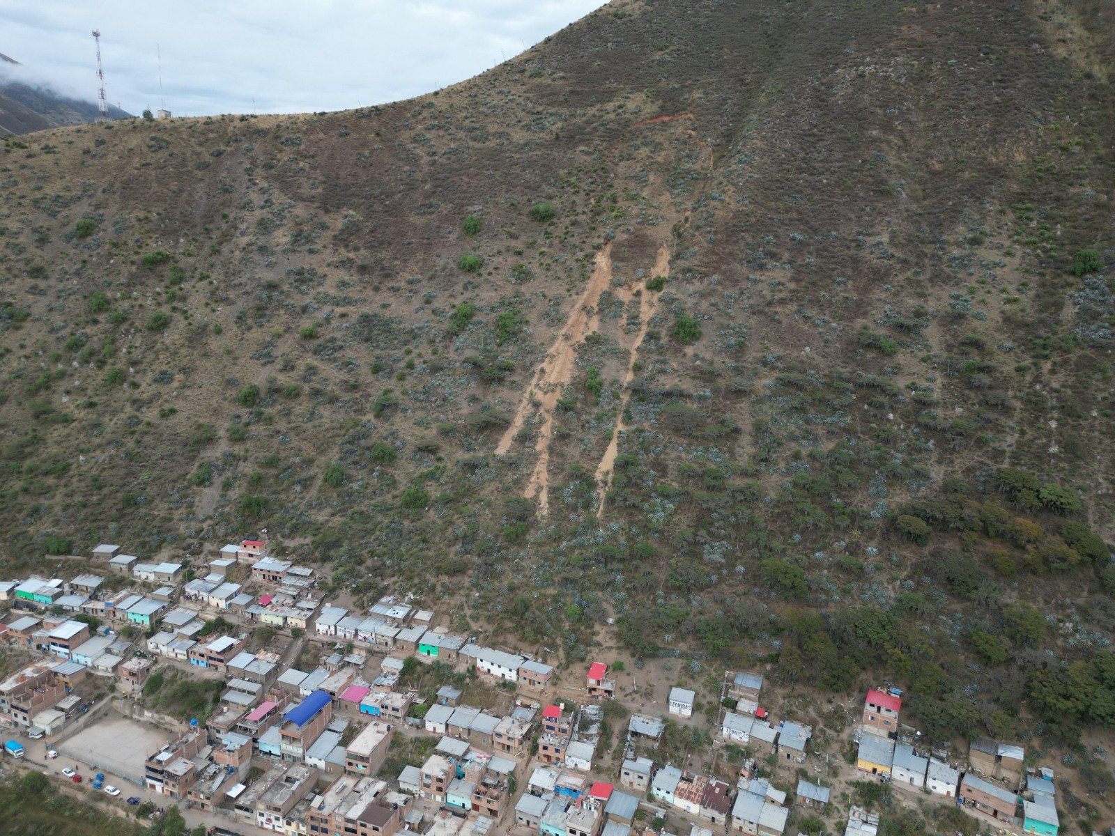 Parte de un cerro amenaza con desprenderse encima del barrio 30 de Julio en Ambo