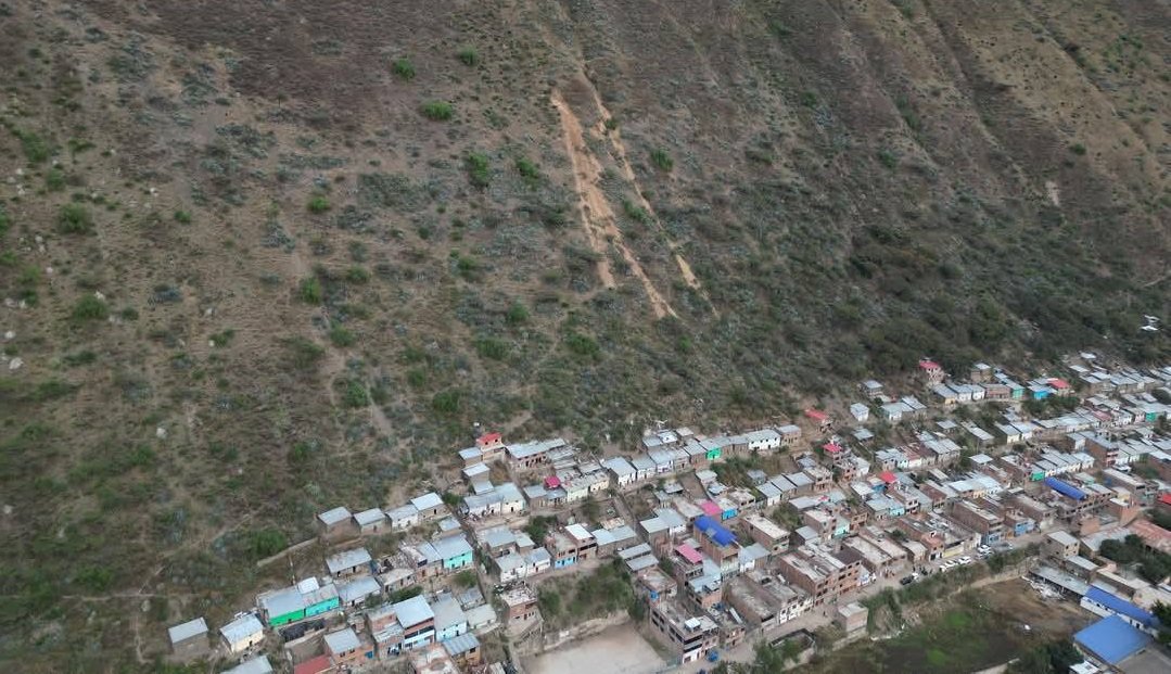 Alcalde confirma que grietas en cerro Milagritos amenaza 300 casas en Ambo