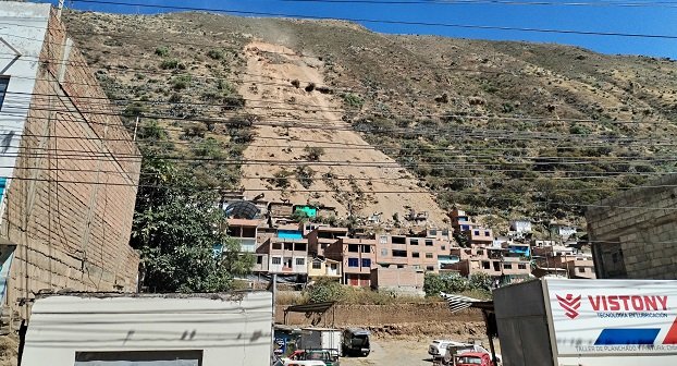 ¡El peligro sigue latente! Deslizamiento de cerro destruyó unas 20 casas en Ambo