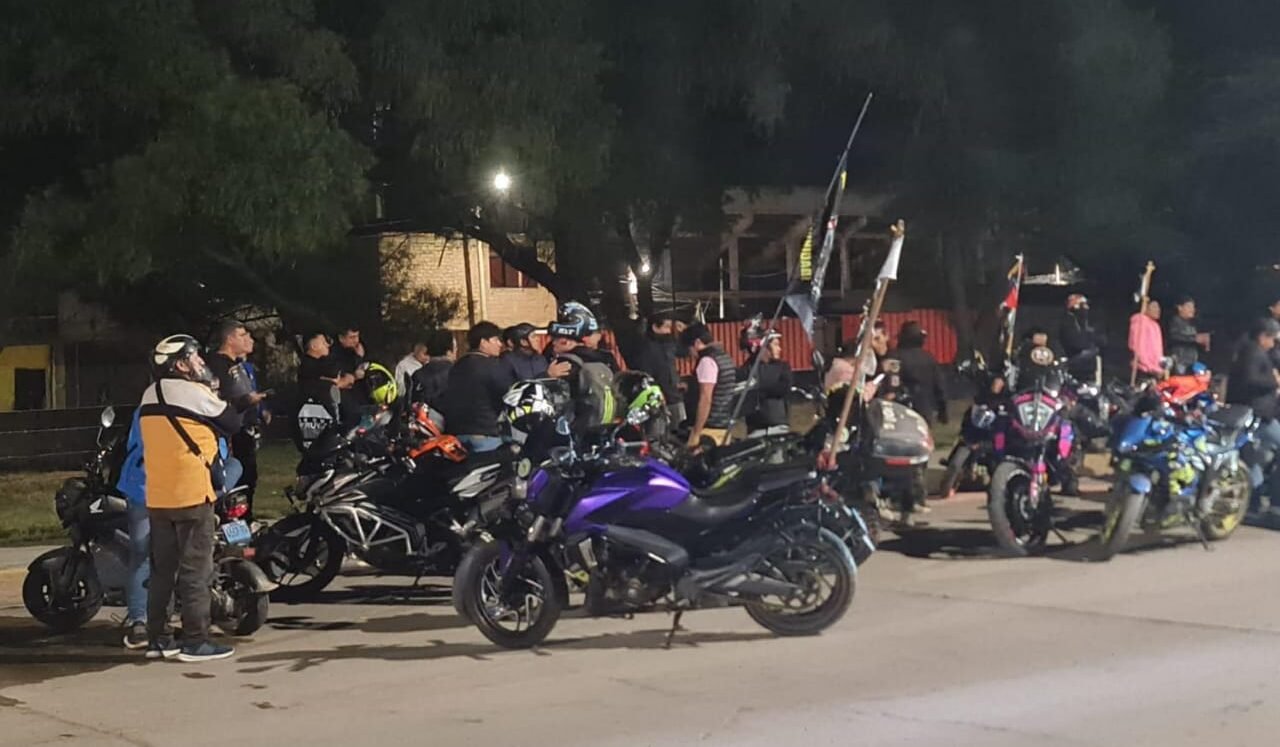 ‘Moteros’ protestan contra norma que obliga a usar chalecos con placas y cascos certificados