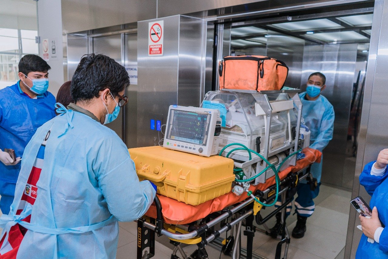 Gemelos de seis meses en estado crítico fueron trasladados vía aérea a Lima