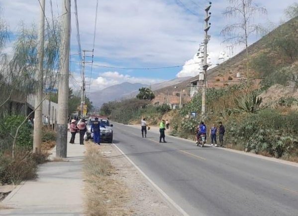 Motociclista queda grave tras impactar contra una combi