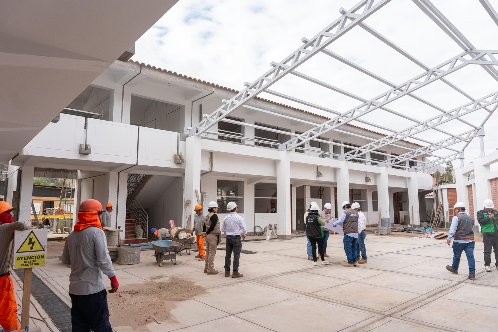 Gobernador de Huánuco supervisa construcción de colegio en la zona de Jancao