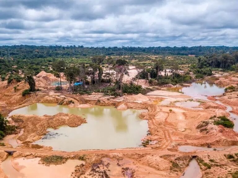 Puerto Inca se convierte en la nueva capital de la minería ilegal del ...