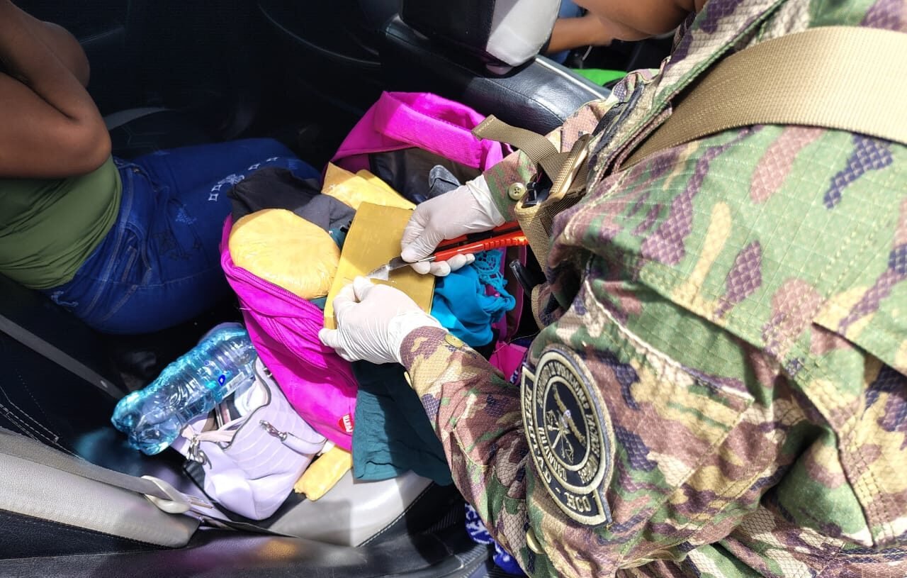 Detienen a dos mujeres cuando viajaban llevando entre sus equipajes 8 kilos de cocaína