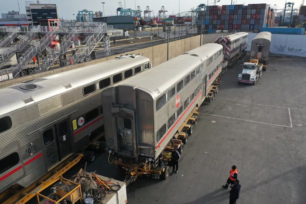 Llega a Lima el segundo lote de trenes donados por Caltrain para el proyecto Lima–Chosica
