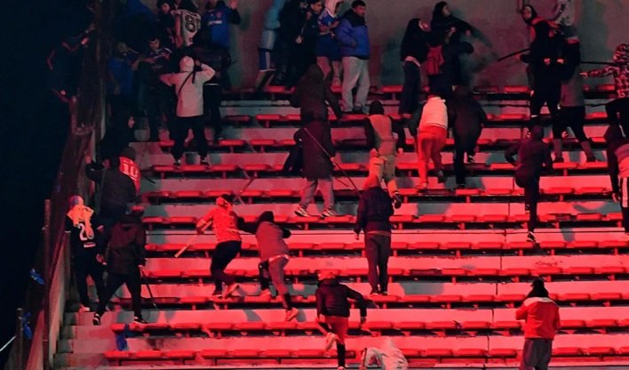 Cancelaron partido entre Independiente y U de Chile por violencia en el Libertadores de América
