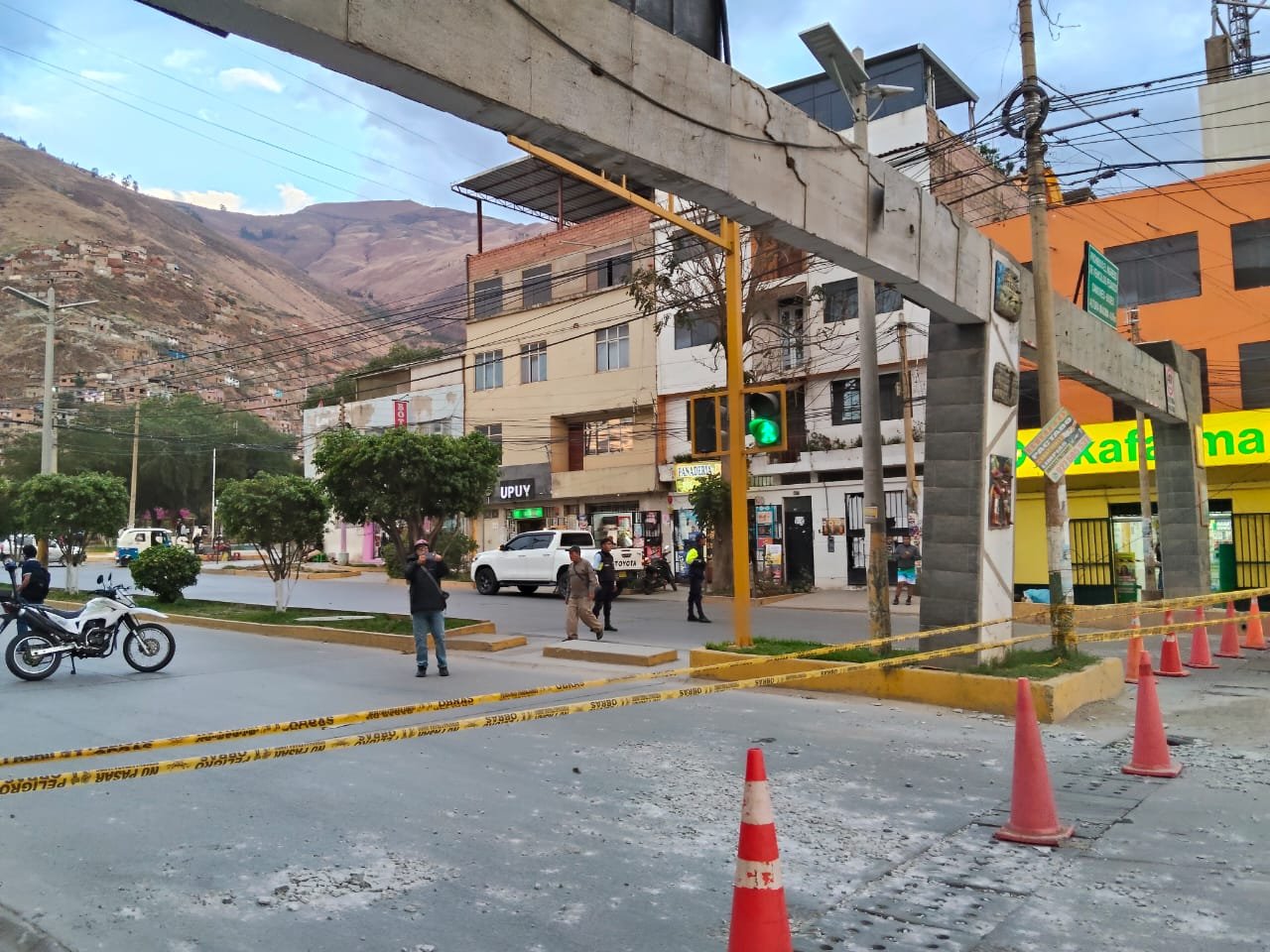Demolerán arco de acceso a la Vía Colectora dañado por choque de camión