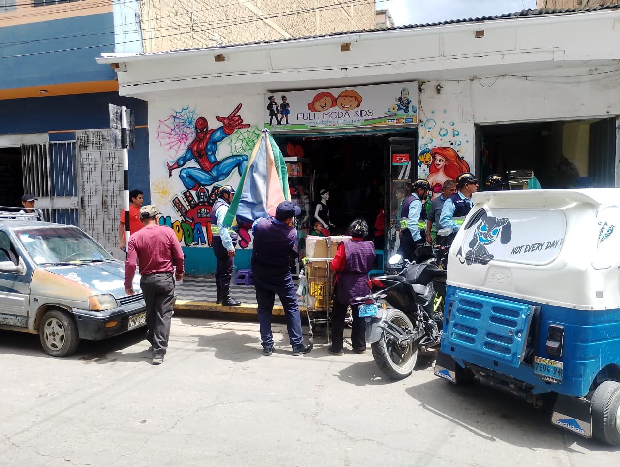 Decomisan carteles y productos instalados en la vía publica de calles céntricas de Huánuco