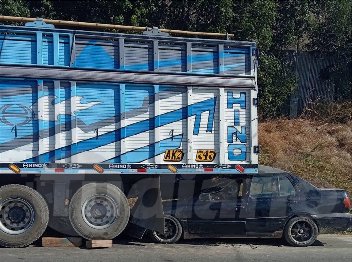 Chofer salva de morir al empotrar su auto contra un camión en la Carretera Central
