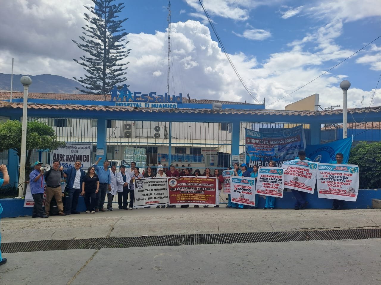 Trabajadores asistenciales de EsSalud en Huánuco acatan huelga indefinida