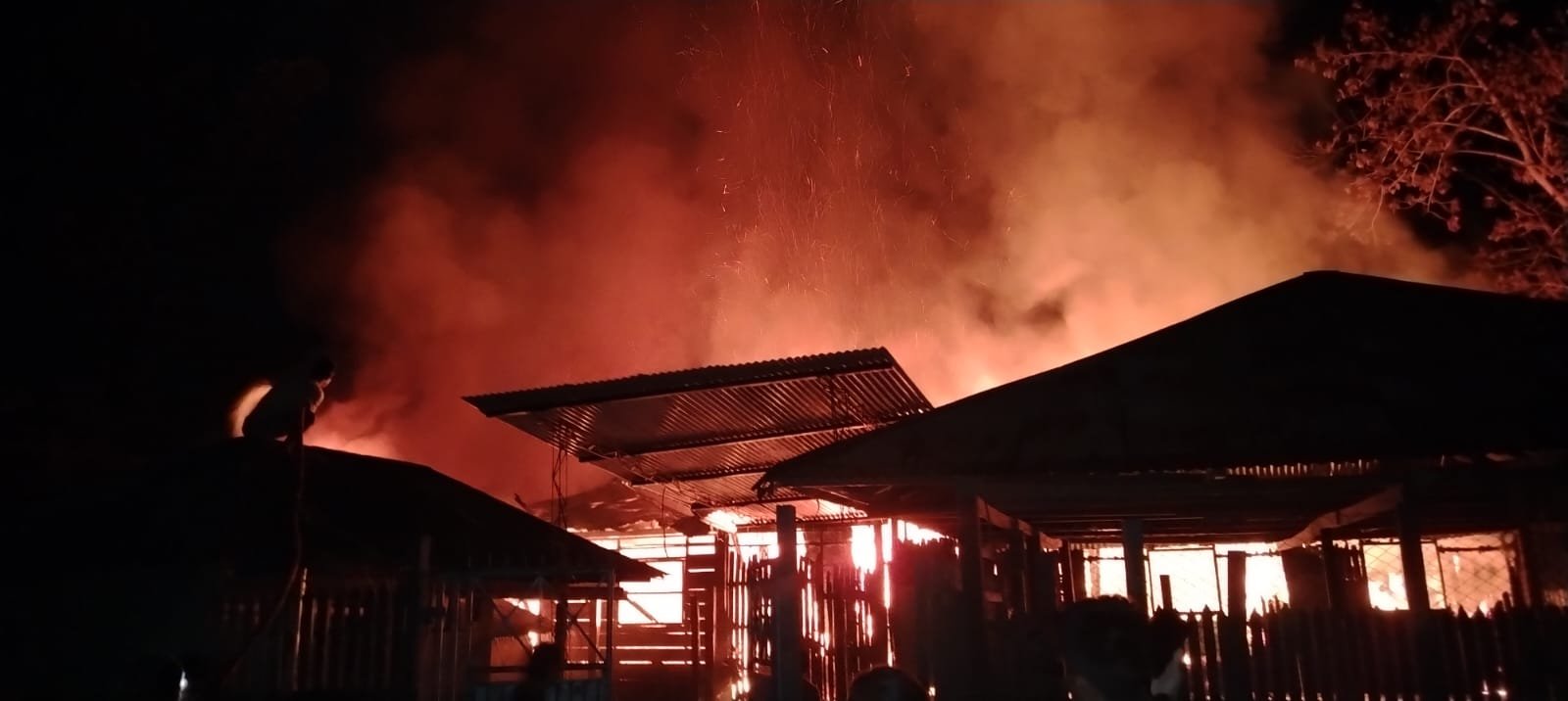 Voraz incendio arrasó con diversos bienes y madera incautada de ATFF Puerto Inca