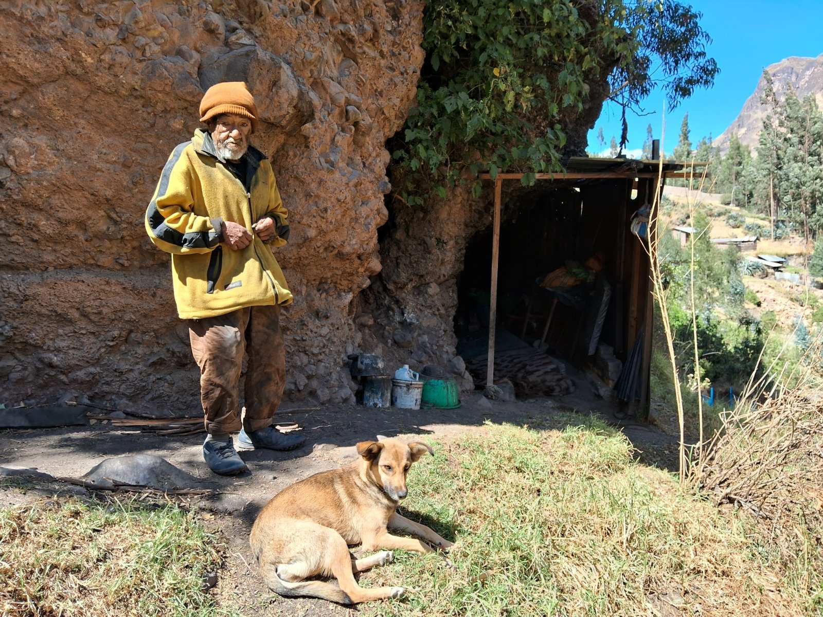 Hombre de 85 años que no existe para el Estado peruano vive en una cueva