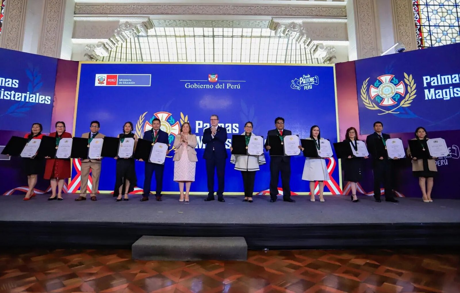 Gobierno reconoce a 24 destacados docentes, con las Palmas Magisteriales