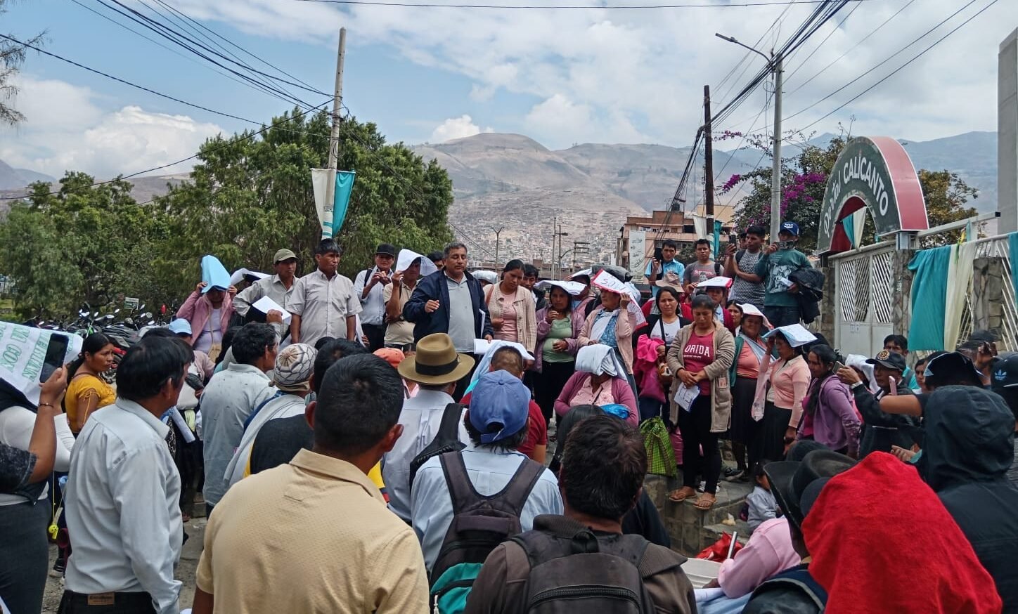 Gobernador se compromete a atender a Marambuco ante protesta por falta de aulas