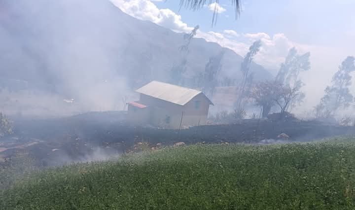 Poblador sufre quemaduras al intentar apagar incendio forestal y salvar su casa