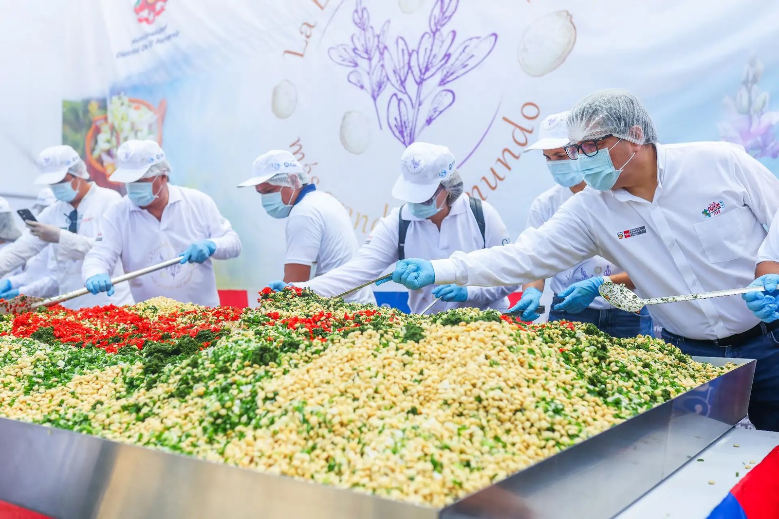 Perú logra el Récord Guinness con la ensalada de tarwi más grande del mundo