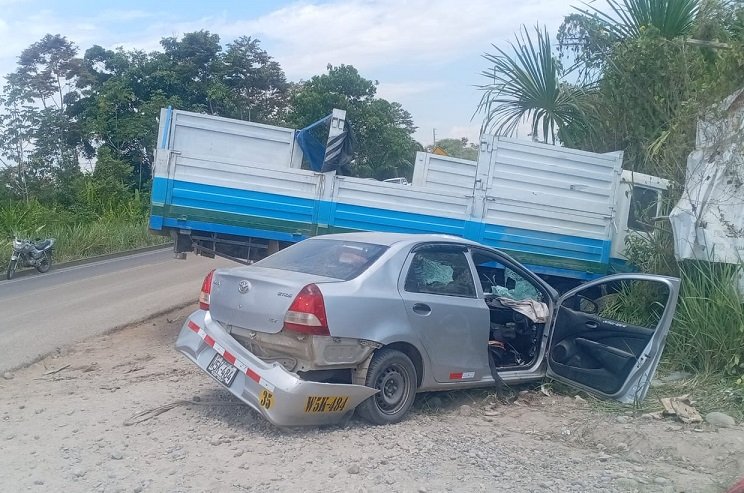 Madre e hijo pierden la vida en violento choque de auto con camión