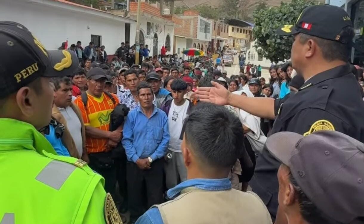 Pobladores de Churubamba protestan exigiendo a alcalde mantenimiento de sus carreteras