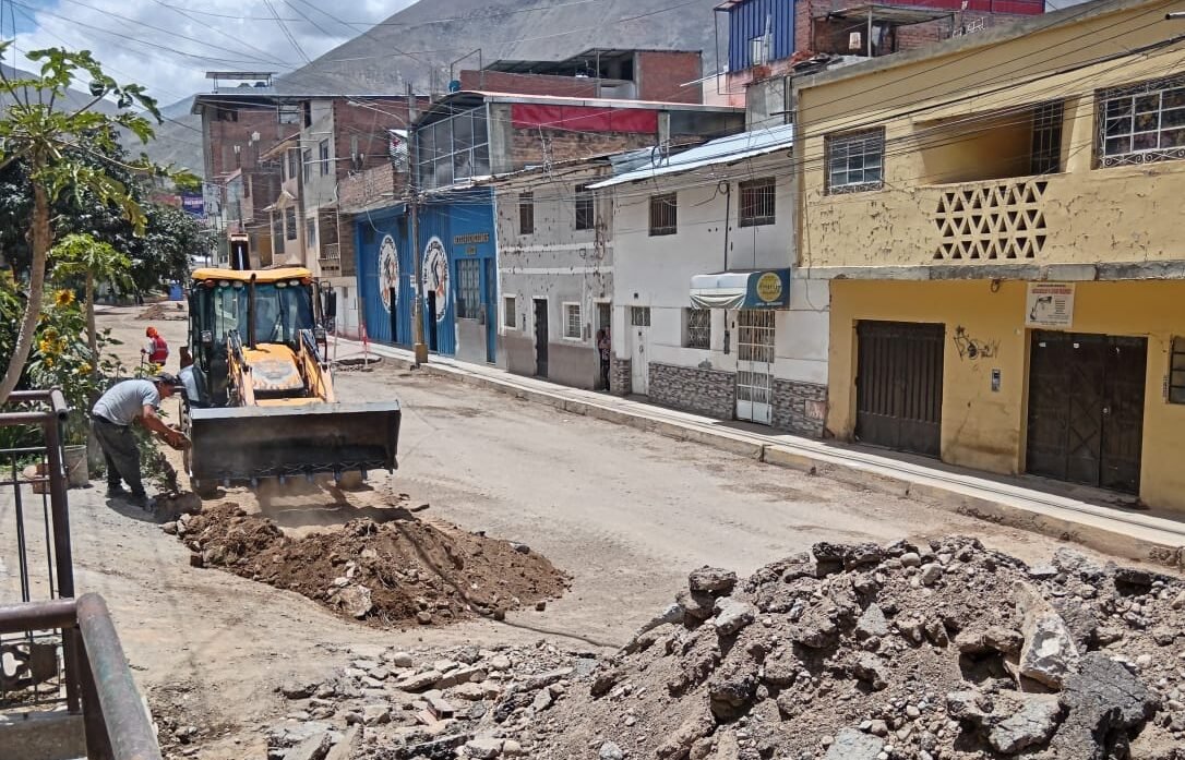 Vecinos de la Av. Tupac Amaru en Paucarbamba piden cambio de tuberías de agua potables antes del asfaltado