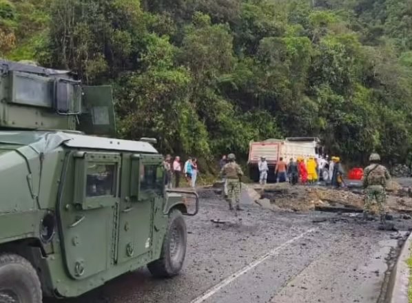 Grupos armados destruyen carretera que conecta Antioquia con la región Caribe en Colombia
