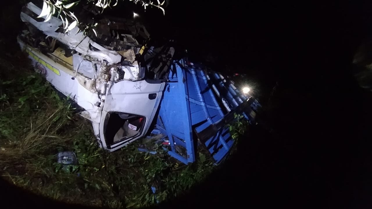 Chofer pierde la vida en despiste y volcadura de camión cargado con sacos de abono