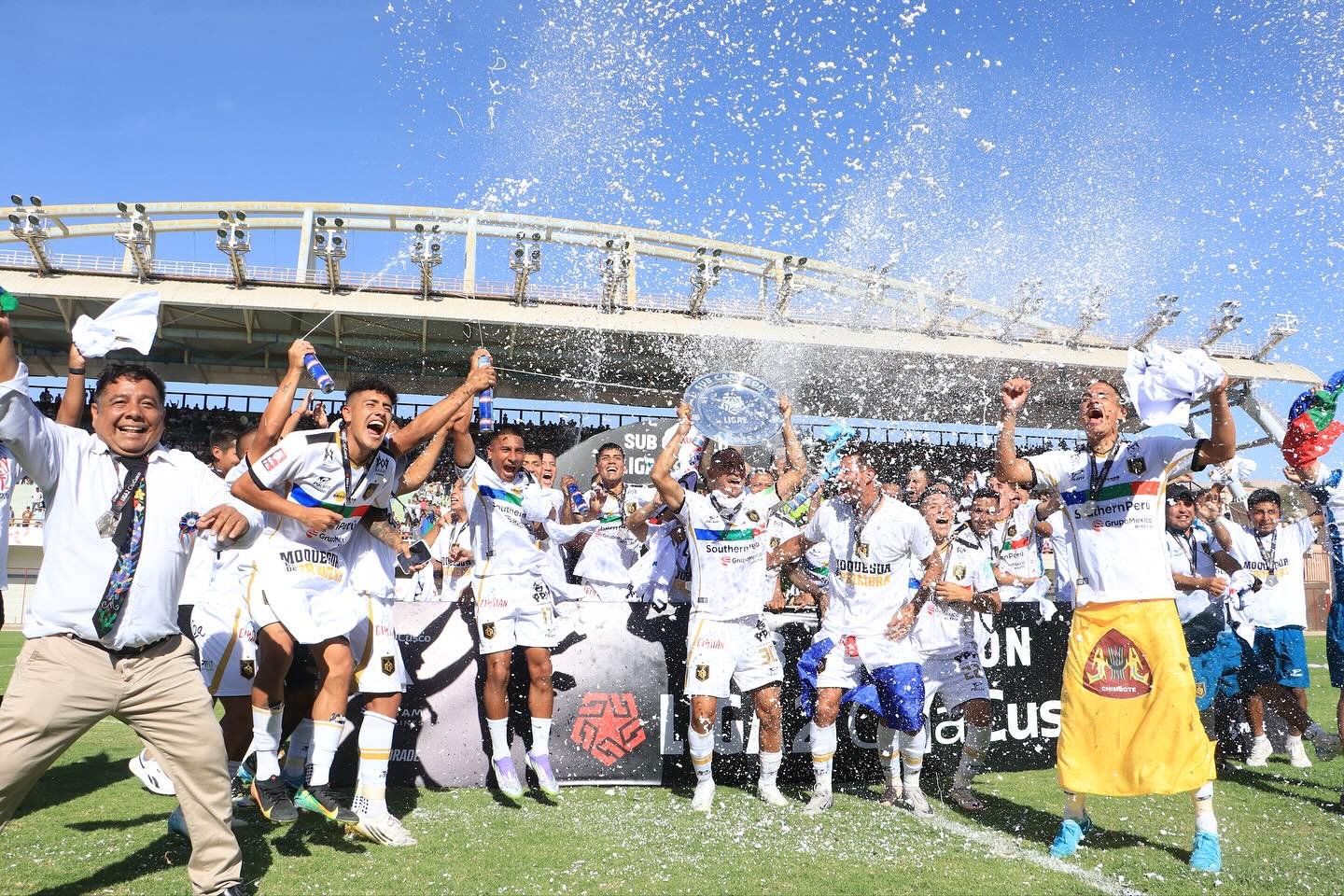 Deportivo Moquegua logra histórico ascenso a primera división del fútbol peruano