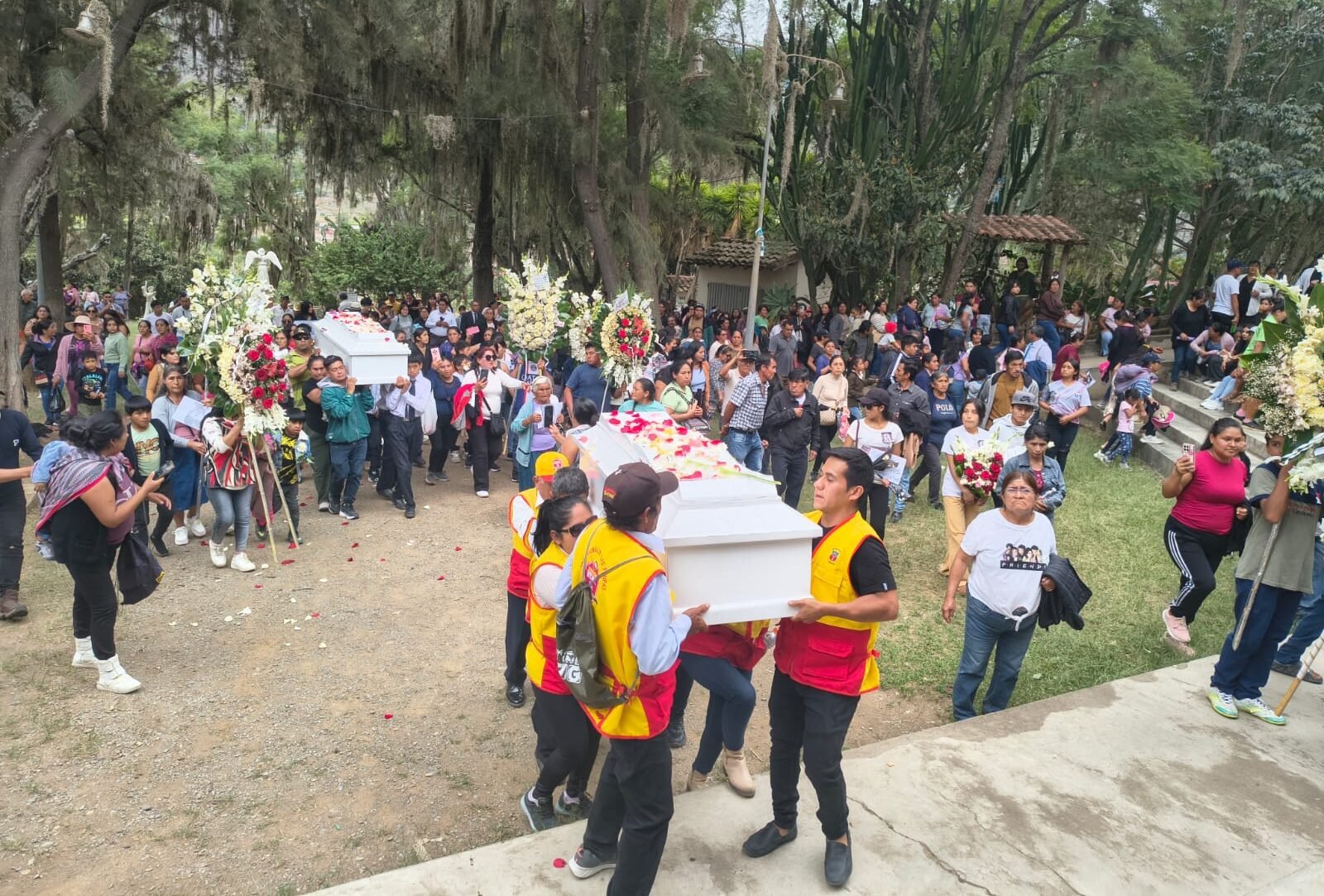 Restos de hermanos asesinados, fueron sepultados en medio de pedidos de justicia