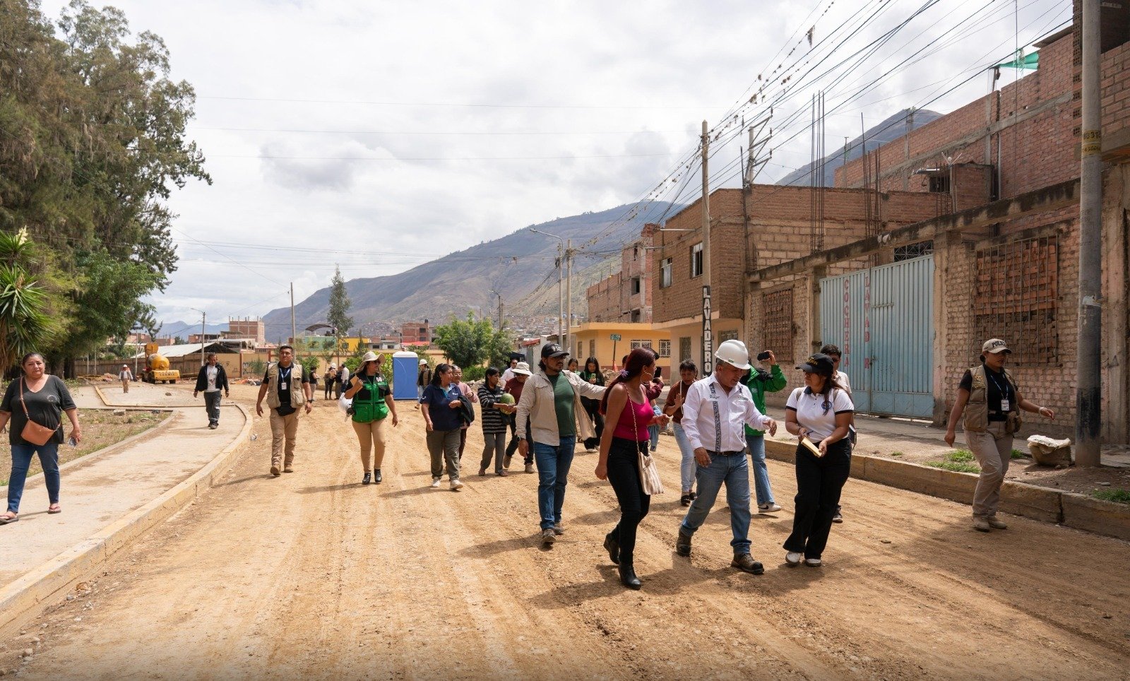 Gobernador supervisa obras de pistas y veredas en zonas de Amarilis